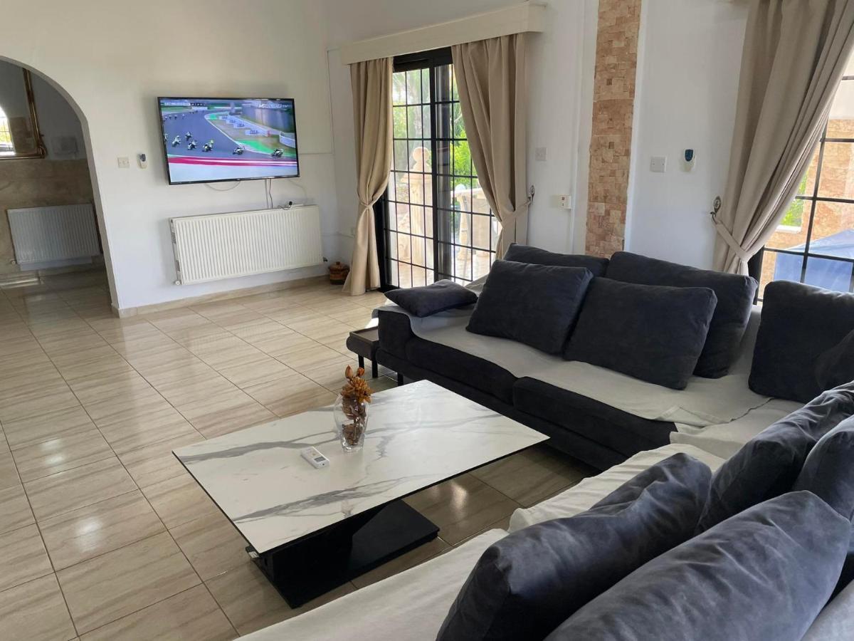 Villa Ocean Stones 1Km From Main Coral Bay Beach Peyia Esterno foto